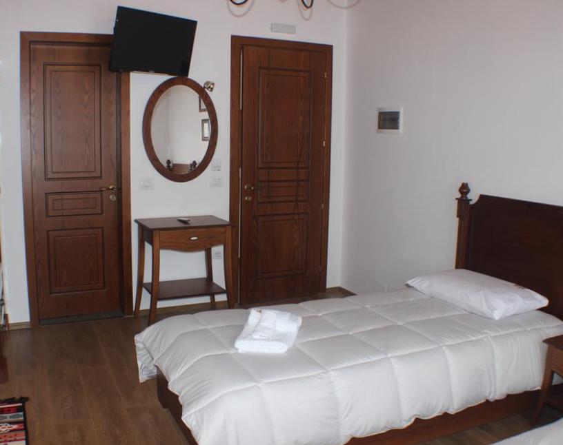 Hotel Bineri Gjirokastër Buitenkant foto
